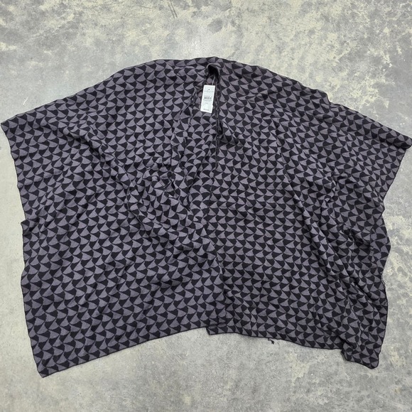 NEW Ann Taylor Factory Poncho Wrap M/L Black Gray Geo Print Sweater Cardigan - Picture 1 of 4